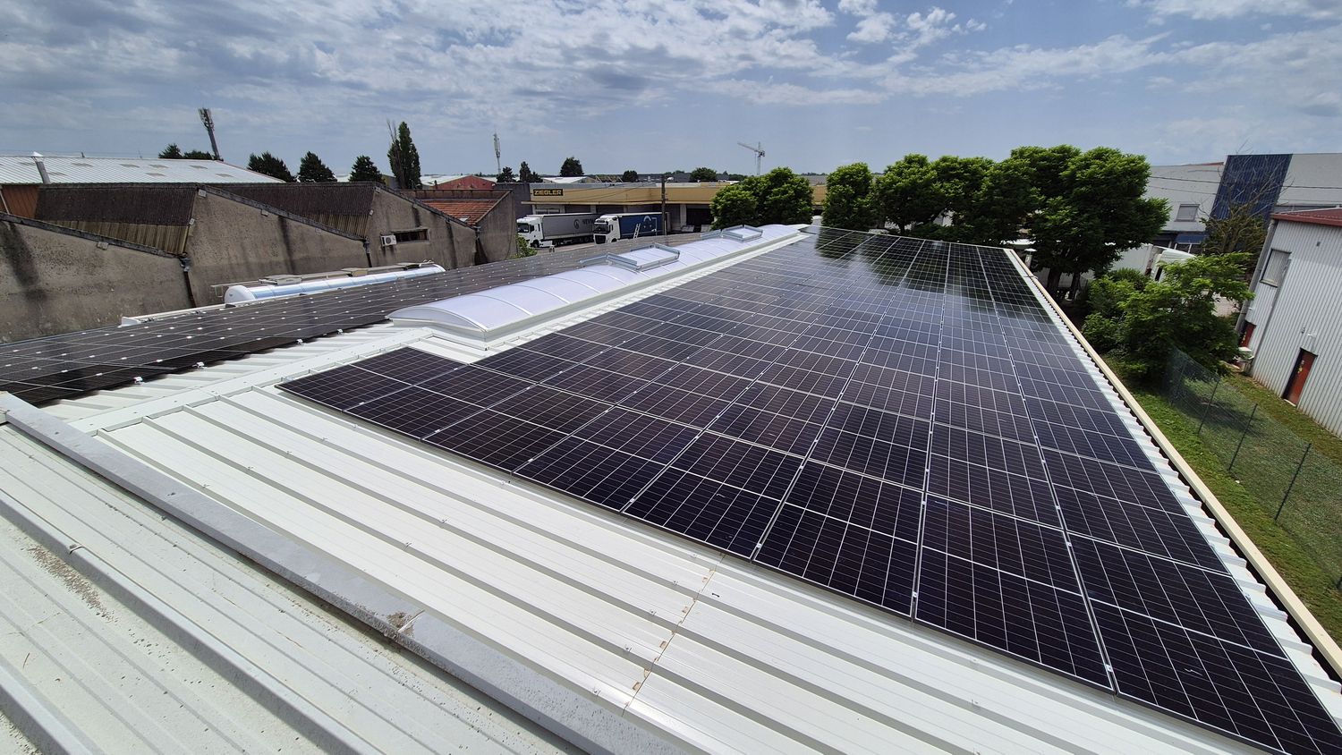 Panneaux photovoltaïques installés sur la toiture de l’atelier