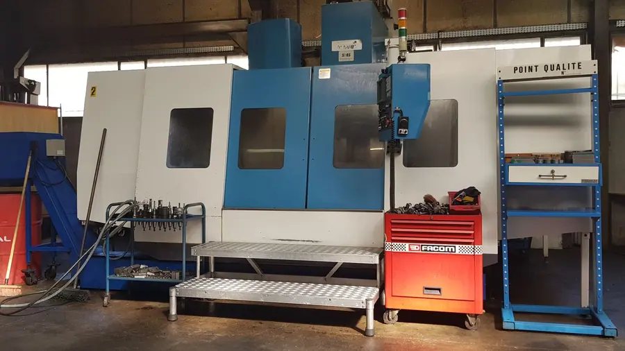 Centre d’usinage vertical et poste de contrôle dans l’atelier de Genas